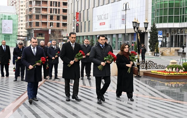 Mədəniyyət Nazirliyinin kollektivi Xocalı soyqırımı abidəsini ziyarət edib