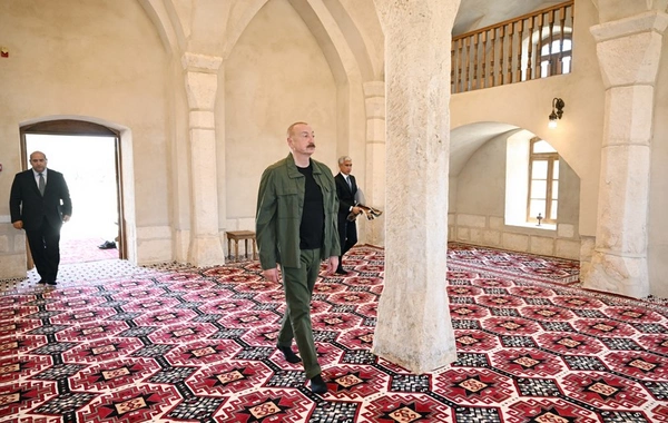 İlham Əliyev Ağdamın Qiyaslı kəndindəki tarixi məscidin binasının bərpadan sonra açılışında iştirak edib