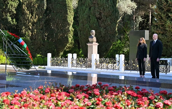 İlham Əliyev və Mehriban Əliyeva Fəxri xiyabanda Ulu Öndər Heydər Əliyevin məzarını ziyarət ediblər