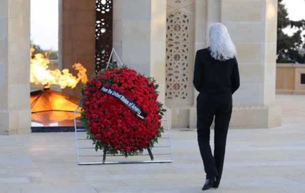 ABŞ dövlət katibinin siyasi məsələlər üzrə müşaviri Şəhidlər xiyabanını ziyarət edib