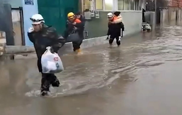 Bakının iki rayonunda yaşayış evlərinin həyətyanı sahələrini su basdı: Sakinlər təxliyə edildilər