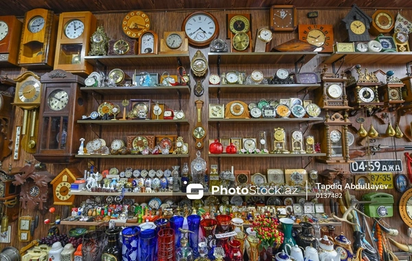 180-ə yaxın ölkədən qədim əşyaların toplandığı əntiq mağazadan fotoreportaj