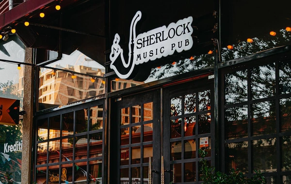 Sherlockda hesab üstündə dava - Xanım müştəri həbs edildi
