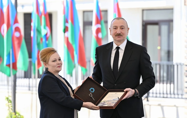 İlham Əliyev Zəngilanda ilk yaşayış kompleksinə köçən ailələrlə görüşüb