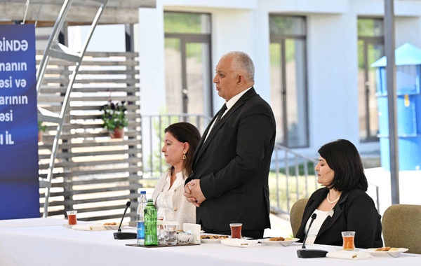 İlham Əliyev Zəngilanda ilk yaşayış kompleksinə köçən ailələrlə görüşüb