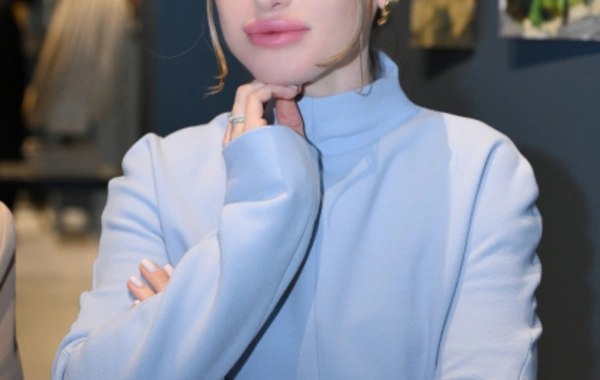 Arzu Əliyeva və Alena Əliyeva "Rənglərdə yaşanan 10 il" mövzusunda keçirilən sərgidə iştirak ediblər