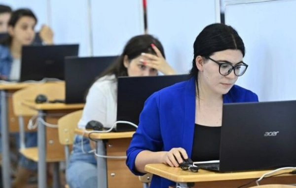Neçə müəllim iş yerini dəyişdirib?
