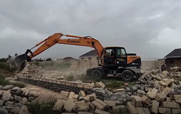 Göygöldə qanunsuz tikili sökülüb