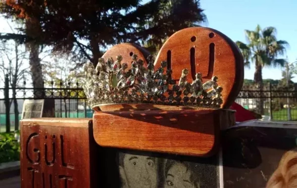 Qızı tərəfindən öldürülən müğənninin məzarından FOTOLAR YAYILDI