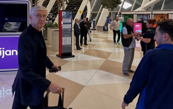 Arsen Venger Bakıya gəlib