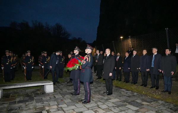 Azərbaycan və Slovakiya prezidentləri Bratislavada "Azadlıq Qapısı" abidəsini ziyarət ediblər