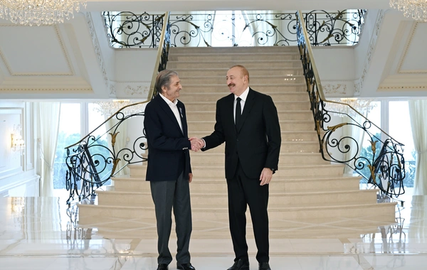 İlham Əliyev Fərhad Xəlilova "İstiqlal" ordenini təqdim edib