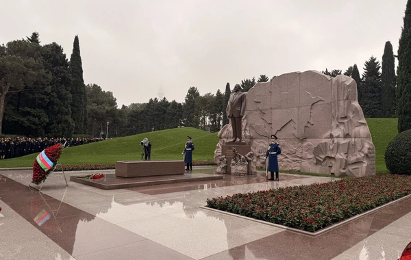 "Qaçqınkom"un kollektivi Heydər Əliyevin məzarını ziyarət edib