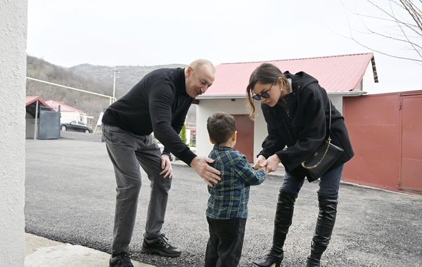 İlham Əliyev Xocavəndin Xanoba kəndində fərdi evlərin və infrastrukturun bərpası sahəsində görülən işlərlə tanış olub