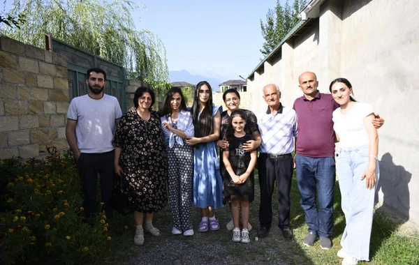 Leyla Əliyeva Qəbələdə "Gənc arıçı" layihəsinin iştirakçıları ilə görüşüb
