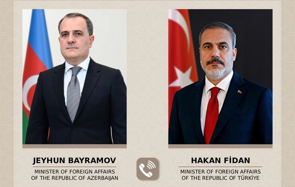 Ceyhun Bayramov Hakan Fidanla ikitərəfli və regional məsələləri müzakirə edib