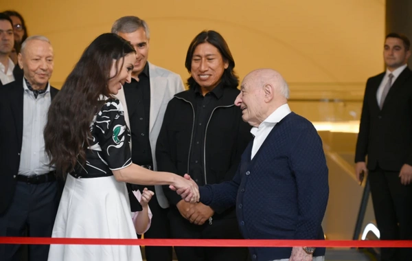 Heydər Əliyev Mərkəzində perulu rəssamın fərdi sərgisinin açılışı olub