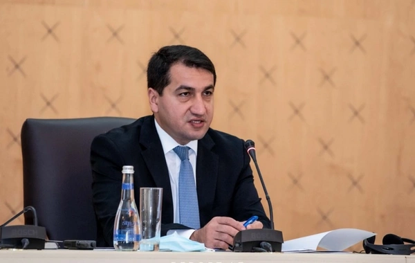 Hikmət Hacıyev Prezident İlham Əliyevin balaca Nilayla şəklini paylaşıb