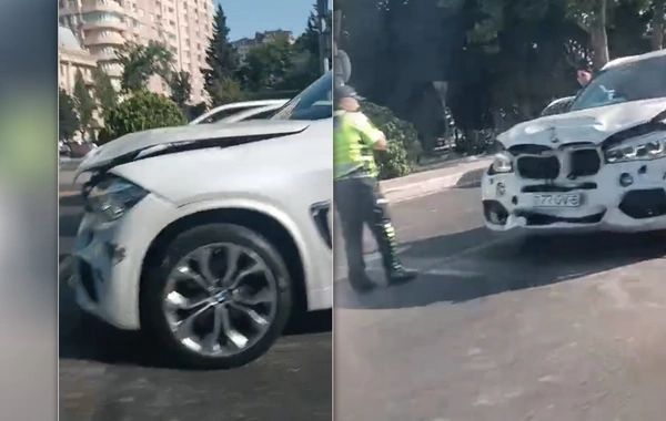 Bakıda BMW qəzaya düşdü