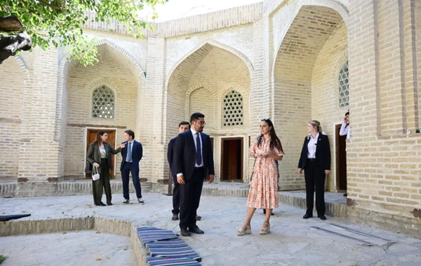 Leyla Əliyeva ilk Buxara Biennalesinin əsərləri ilə tanış olub