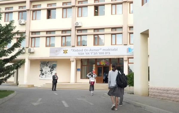 Bakıda yəhudi şagirdlər də məktəbə vahid formada gedirlər