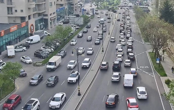 В Баку на 15 улицах и проспектах затруднено движение транспорта