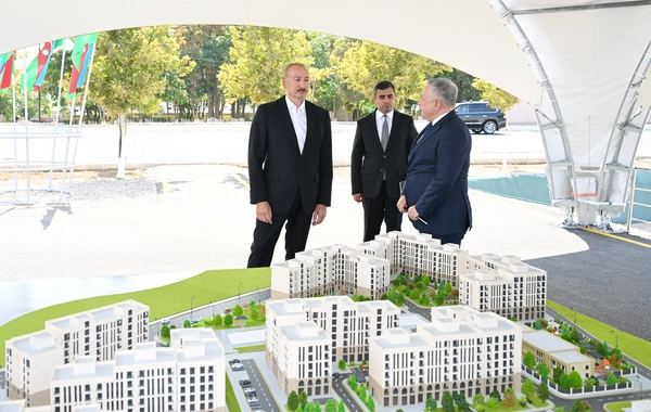 İlham Əliyev Naxçıvan şəhərində sosial evlər kompleksinin təməlini qoyub