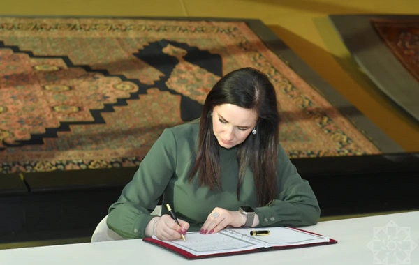 Litvanın Baş naziri Milli Xalça Muzeyini ziyarət edib