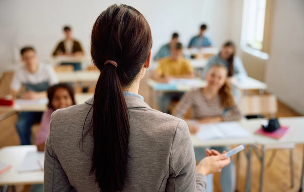 Qadın müəllim şagirdini yoldan çıxarıb cinsi istismara məruz qoydu