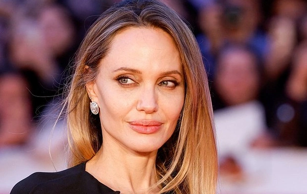 Ancelina Colinin adı Epşteynin sənədlərində yer alıb