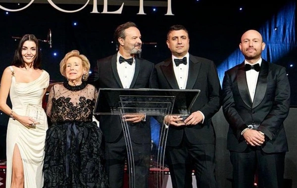 Hande Erçel yeni sevgilisi ilə EYNİ FOTODA