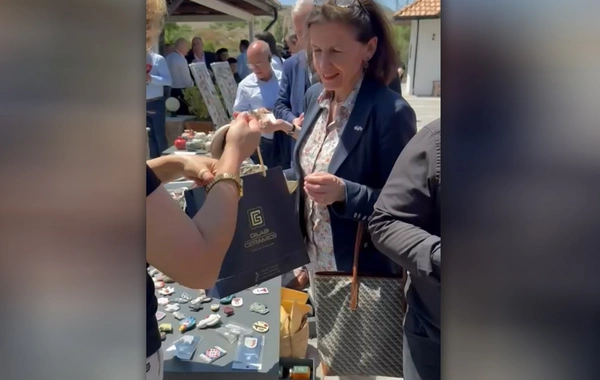 Fransa səfiri Laçındakı "Gilabi Ceramics" mərkəzindən alış-veriş edib