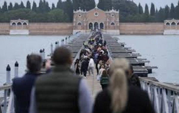 В Венеции возвели мост к острову Сан-Микеле, где находится могила Бродского