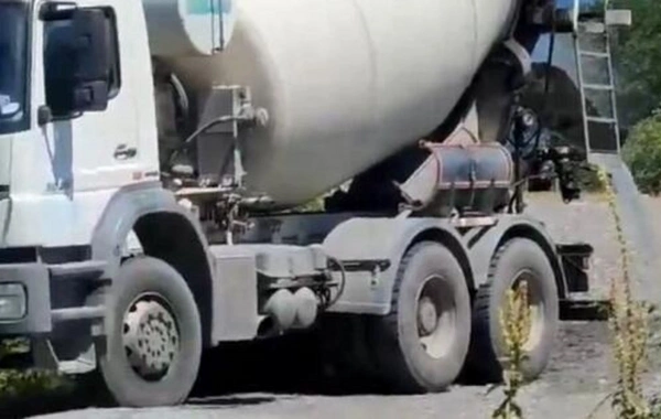 Ağdamda fəhlə betonqarışdıran maşının altında qalıb öldü