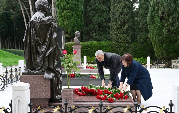 Dövlət və hökumət rəsmiləri Fəxri xiyabanı ziyarət ediblər