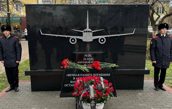 Qroznıda AZAL təyyarəsinin qəzaya uğraması nəticəsində həlak olanların xatirəsinə ucaldılmış lövhənin açılışı olub