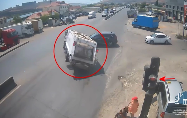 Bakıda qayda pozan zibil maşını AŞDI - ANBAAN VİDEO