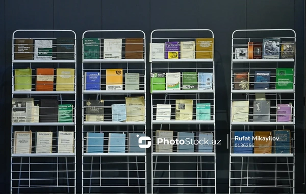 Niyə yazıçılar öz kitablarını küçədə satmalı olurlar?