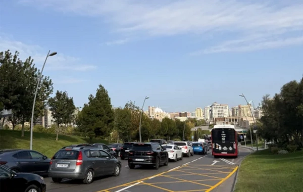 Еще на двух улицах Баку организованы специальные полосы для автобусов