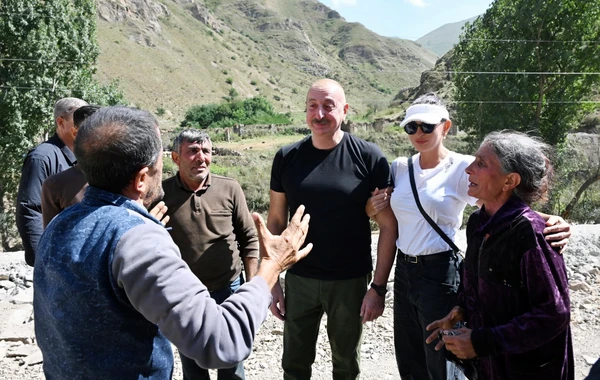 Prezident İlham Əliyev və Mehriban Əliyeva Kəlbəcər sakinləri ilə görüşüblər