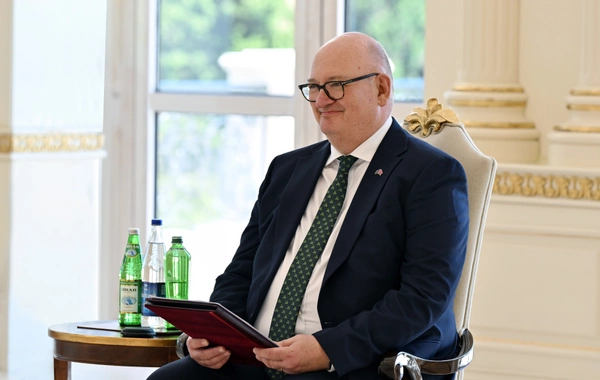 Prezident İlham Əliyev Böyük Britaniyanın Azərbaycanda yeni təyin olunmuş səfirinin etimadnaməsini qəbul edib