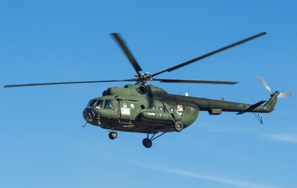 СМИ: Вертолет Ми-8 совершил жесткую посадку с людьми на борту