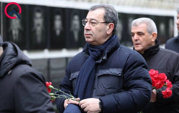 Rəsmilər Şəhidlər xiyabanında