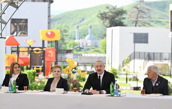 İlham Əliyev Zəngilanda ilk yaşayış kompleksinə köçən ailələrlə görüşüb
