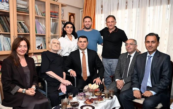 Adil Kərimli Xalq artisti Tofiq Bakıxanovu evində ziyarət edib