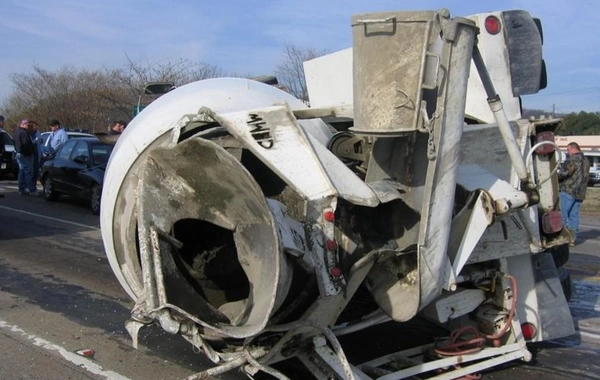 Ağdərədə beton qarışdıran maşın dərəyə aşıb, sürücü ölüb