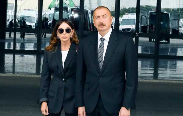 Prezident və birinci xanım Daşkənddə ümummilli liderin barelyefi önünə gül dəstələri qoyublar