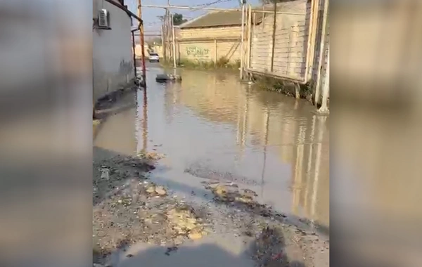 Sabunçuda kanalizasiya borusu partladı - Küçəni çirkab su basdı