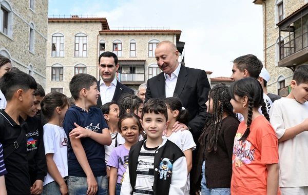 İlham Əliyev və Sərdar Berdiməhəmmədov Şuşa şəhərində inşa edilmiş birinci yaşayış kompleksində olublar