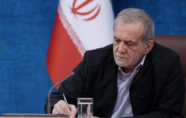 Məsud Pezeşkian köməkçisini lüks səyahətə getdiyi üçün işdən çıxarıb